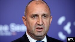 Президентът Румен Радев говори пред българските медии по време на регионалния форум "Три морета" в Рига.