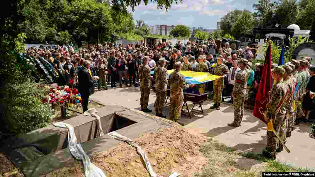 Прощання з Романом Ратушним на Байковому кладовищі в Києві 