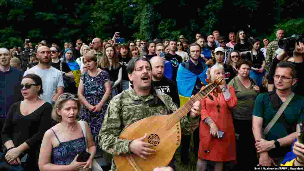 Кобзар Тарас Компаніченко на Байковому кладовищі під час прощання з Романом Ратушним 