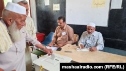 سوات کې یو کس د صوبايي اسمبلۍ څوکۍ لپاره د رایې اچونې پر مهال - د جون ۲۶مې انځور. 