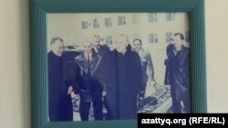 На фото в рамке в кабинете директора: Нурсултан Назарбаев (в центре) в бытность президентом Казахстана, по его правое плечо — владелец завода, Рашит Сарсенов, на открытии завода стеклопластиковых труб в 2003 году. Мунайлинский район Мангистауской области. 1 июня 2022 года