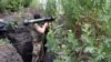 Украинский военнослужащий занял позицию в окопе на линии фронта возле Авдеевки. Донецкая область, 18 июня 2022 года
