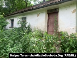Покинута хата у Шушківцях, де роками ніхто не живе