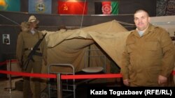Полковник запаса Сергей Пашевич, руководитель общественной организации «Боевое братство», на открытии выставки «Афганистан болит в моей душе: 25 лет спустя». Алматы, 5 февраля 2014 года. 