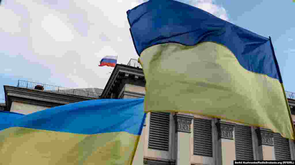 22 лютого президент Росії Володимир Путін заявив, що так зване «визнання Росією незалежності ДНР і ЛНР» стосується усієї території Луганської та Донецької областей