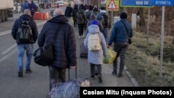 Ukrainian refugees cross the border into Romania at the Siret customs point on February 24.