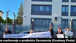 Câțiva protestatari demonstrează în fața Ambasadei Rusiei din Zagreb, pe 24 februarie 2022, în urma invaziei Rusiei în Ucraina.
