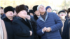 Болат Назарбаев (солдогу), ошол кездеги Алматы облусунун акими Амандык Баталов (оң жактагы) президент Нурсултан Назарбаевдин эстелигинин ачылышында. Талдыкоргон, 2016-жыл, 30-октябрь.