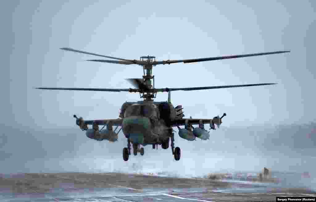 Руски хеликоптер Ка-52 "Алигатор" прелита над неуточнена локация в региона на Ростов на 19 януари. Тези снимки са направени от фотограф на свободна практика, който е получил достъп до военна база, а по-късно изпрати кадрите на Ройтерс.
