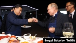 Си Цзинпин жана Владимир Путин (солдон оңго ) Русский аралындагы Ыраакы Чыгыш федералдык университетинин аймагында "Ыраакы Чыгыш көчөсү" көргөзмөсүнө барганда. Владивосток, 2018-жыл, 11-сентябрь.