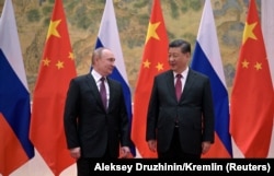 Президент Росії Володимир Путін (ліворуч) на зустрічі з головою Китаю Сі Цзіньпіном у Пекіні 4 лютого 2022 року