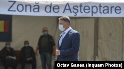 Consultările de la Cotroceni au loc într-o situație dramatică, numărul persoanelor care mor din cauza Covid crescând în fiecare zi. Peste o mie în ultimele patru zile. Imagine cu președintele Iohannis la un centru de vaccinare, aprilie 2021, Afumați
