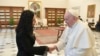 Predsjednica Kosova Vjosa Osmani s papom Franjom u Vatikanu, 23. januara 2023.