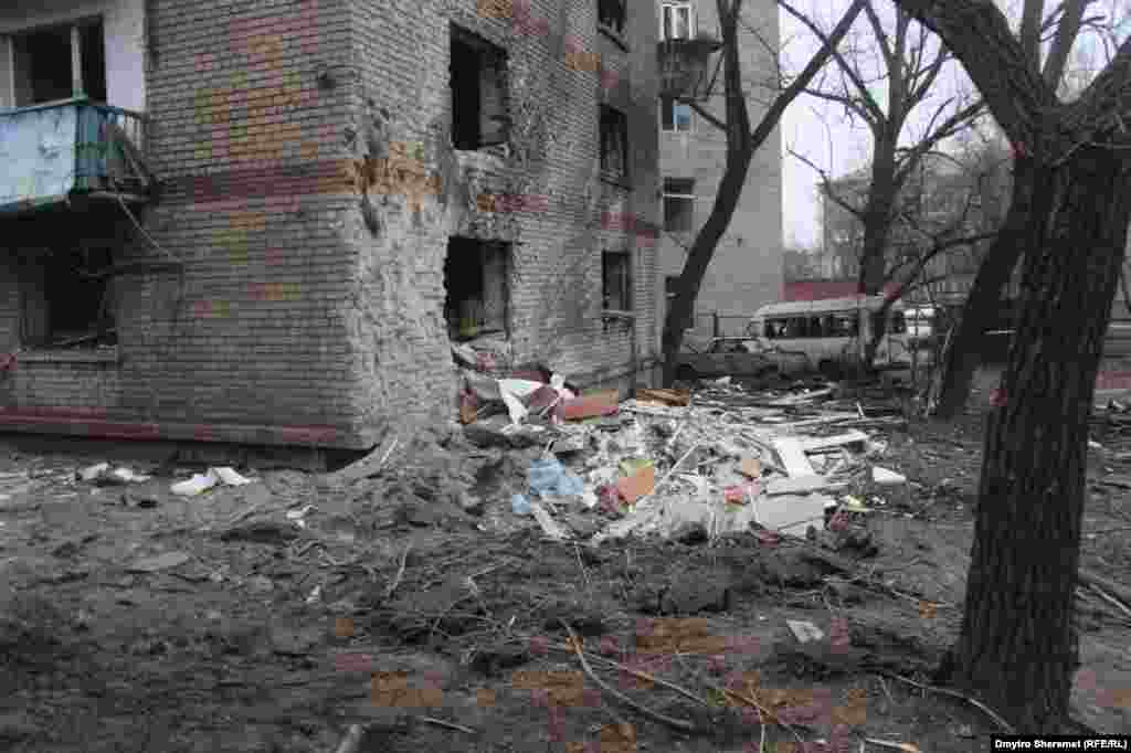 «Станом на 9.30 ранку тепловики відновили опалення та водопостачання в будинку, який постраждав найбільше. Наразі там відсутнє газопостачання. Його будуть відновлювати після перевірки стану газових мереж. Щоб зберегти в квартирах тепло, відповідні служби оперативно закривають пошкоджені вікна плитами OSB», – повідомив Анатолій Куртєв