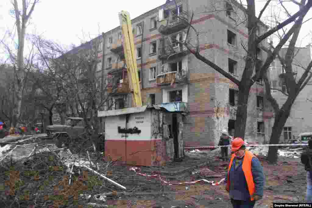 «Травми від уламків та скла отримали п’ять людей, із них –дві дитини 9 та 15 років», – додав голова ОВА у телеграм