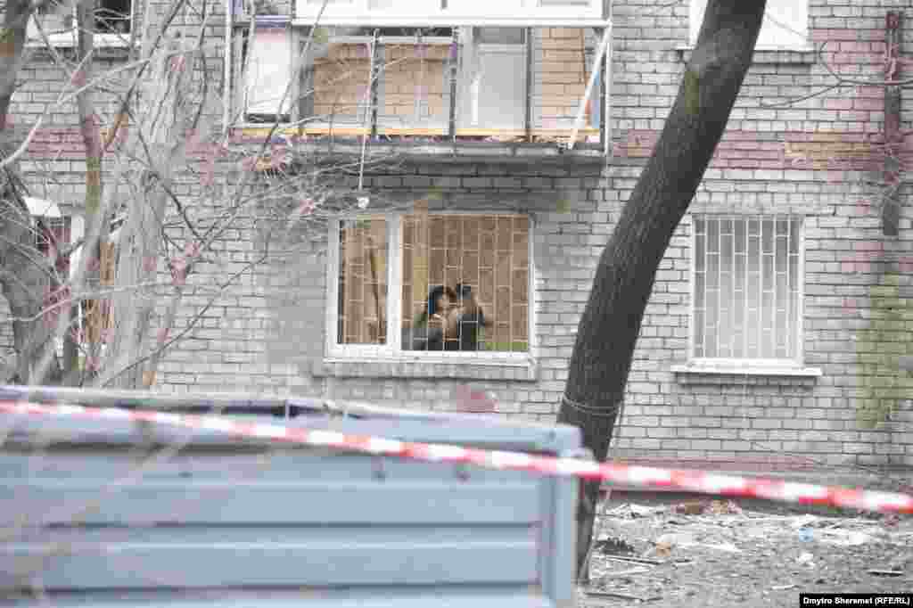 «Внаслідок влучання ракети С-300 у житлову забудову в центрі міста Запоріжжя від вибухової хвилі постраждав п’ятиповерховий будинок: вибиті вікна і двері, пошкоджено систему опалення будівлі», – написав Старух у телеграмі 
