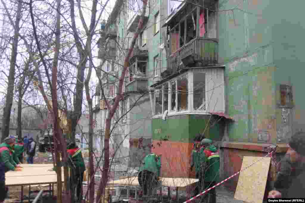 Старух додав, що ще одна російська ракета С-300 влучила по території одного з підприємств легкої промисловості Кушугумської громади. «Виникла пожежа в ангарі, де зберігалася готова до реалізації продукція. На щастя, люди при цьому залишились неушкодженими. Збитки від дій терористів встановлюються», – додав голова ОВА