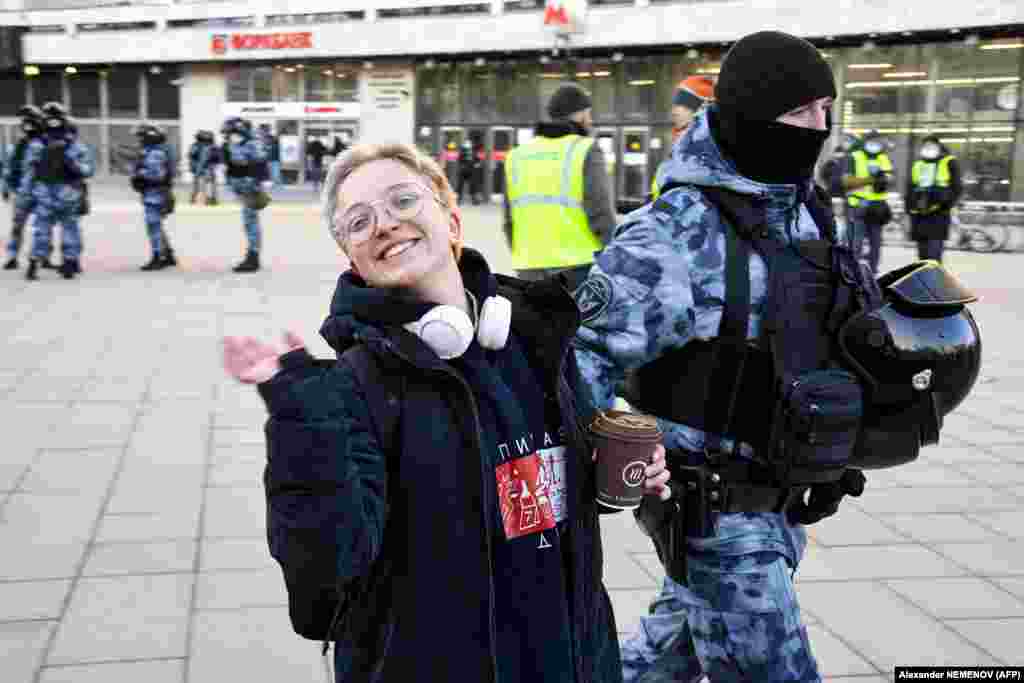 Policija je privela više od 900 ljudi na antiratnim protestima koji su se u nedjelju odvijali u 44 ruska grada, čime je ukupan broj uhapšenih od početka ruske invazije na Ukrajinu porastao na preko 4.000, saopštila je nezavisna grupa za praćenje protesta OVD-Info. Na fotografiji: hapšenje u Moskvi. 