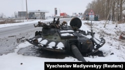 Част от унищожен руски танк край Харков
