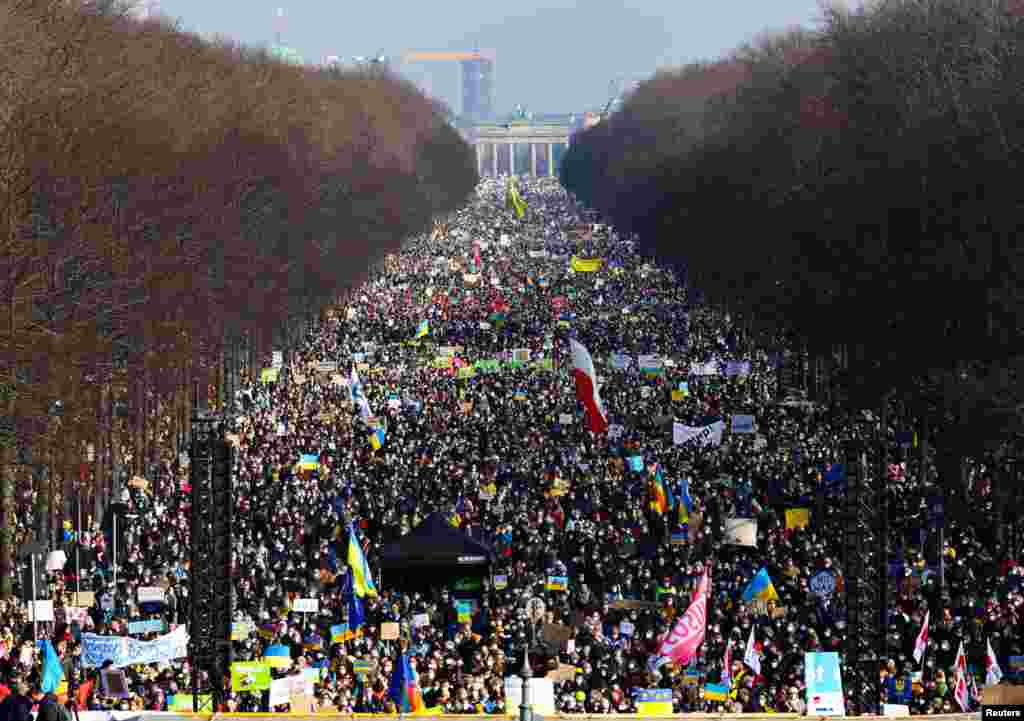 Više od 100.000 ljudi protestovalo je u nedelju u Berlinu u znak solidarnosti sa Ukrajinom, pozivajući na kraj ruske invazije i poručivši da se istorija ne bi trebalo ponoviti.