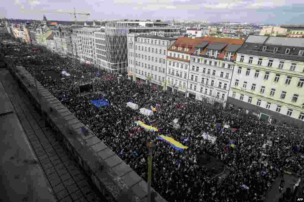Centar Praga, glavnog grada Češke, preplavljen demonstrantima koji su se 27. februara okupili u znak podrške Ukraijini. 