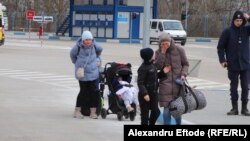 უკრაინელი ლტოლვილები მოლდოვის რესპუბლიკაში პალანკის გამშვებ პუნქტზე, 2022 წლის 26 თებერვალი.