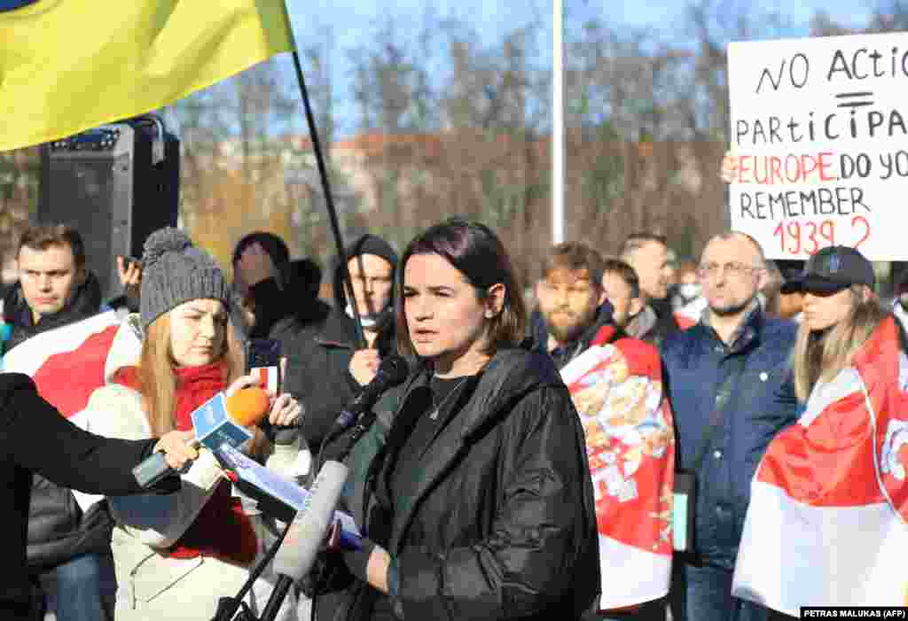 Bjeloruska opoziciona liderka i aktivistica za ljudska prava Svetlana Tikhanovskaya govori tokom demonstracija pod motom "Bjelorusi protiv pomoći režima Minska za invaziju Rusije na Ukrajinu", u Vilniusu, Litvanija, 27. februara 2022.