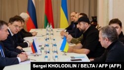 Делегациите од Украина и Русија, вклучително и помошникот на рускиот претседател Владимир Медински, помошникот на украинскиот претседател Михаило Подољак и други разговараа денеска во Белорусија