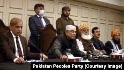 پاکستان جمهوري غورځنګ د بې باورۍ تحریک له لارې عمران خان د وزیراعظمۍ له څوکۍ ليرې کړی وو. پخوانی انځور