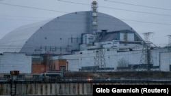 Украинадагы орусиялык күтөр ээлеп турган Чернобыл АЭСи. 