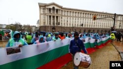 Пътностроителна техника блокира движението пред парламента.