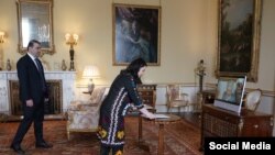 Рухшона Эмомалӣ бо шавҳараш Шамсулло Соҳибов. Акс аз Твиттер