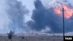 Дим від вибухів боєприпасів у Джанкої в окупованому Криму 16 серпня 2022 року