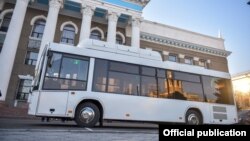 Автобус белорусского производства у здания мэрии Бишкека. 21 января 2022 года.