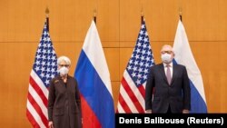Zamjenica američkog državnog sekretara Wendy Sherman i zamenik ruskog ministra spoljnih poslova Sergej Rjabkov na pregovorima u Ženevi, 11. januar 2022.
