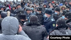 Митинг против повышения цен в Уральске. Западно-Казахстанская область, 4 января 2022 года. Фото предоставлено Mgorod.kz