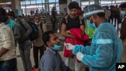Uzimanje brisa za testiranje na korona virus, Mumbai, Indija (5. januar 2022.)