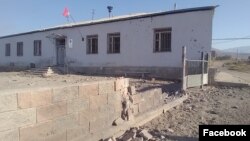 O clădire a municipalității din Sotk, din regiunea armeană Gegharkunik, a fost avariată de bombardamentele azere, 13 septembrie 2022.