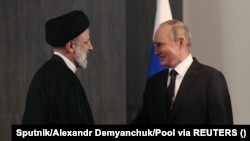 Руският президент Владимир Путин се ръкува с президента на Иран Ебрахим Раиси по време на среща в кулоарите на срещата на върха на Шанхайската организация за сътрудничество (ШОС) в Самарканд, Узбекистан, 15 септември 2022 г.