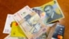 Inflația, ajunsă la aproape 16% potrivit cifrelor oficiale, a scăzut puterea de cumpărare, a generat politici monetare ferme inclusiv din partea BNR și a dus și la creșterea dobânzilor băncilor. Măsurile sunt accentuate și de incertitudinile de la nivel internațional.