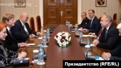 Информация за срещата на Радев с Хюит има на сайта на президентството. Хюит е представен като "съосновател на енергийна компания, която има интерес да инвестира в България".
