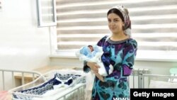 Тажикстандын 10 миллионунчу тургуну энеси менен, Дүйшөмбү. 23-июль, 2022-жыл.