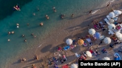 Restrikcija vode je uvedena jer već neko vrijeme hidrološka situacija na području Istre nije povoljna, a znatnije se oborine ne očekuju idućih mjesec dana. (na fotografiji: plaža u Dubrovniku, kolovoz, 2021.)