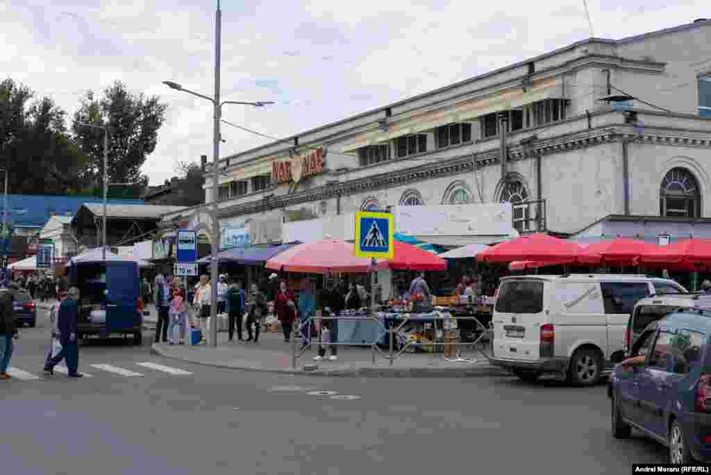 Piața Centrală, cunoscută anterior sub denumirea de Țentral'nîi rînok (Центральный рынок) până în 1991, este cea mai mare și mai aglomerată piață agroalimentară din Chișinău. Aceasta se întinde pe un cartier rectangular, format din două sectoare ale capitalei, fiind delimitată de străzile Armenească, Mitropolit Varlaam și Tighina. Piața are o suprafață totală de 3,5 hectare. În imagini hala de carne în anii 60 și în prezent. 