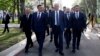 Президент Кыргызстана Садыр Жапаров идет вместе с прибывшим с визитом в Бишкек президентом Казахстана Касым-Жомартом Токаевым. 26 мая 2022 года