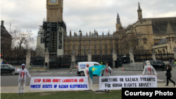 Акция протеста перед расположением британского парламента во время дебатов об антикоррупционных санкциях по Казахстану. Лондон, 3 февраля 2022 года