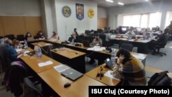 Telefoanele sună în continuu la call center-ul DSP Cluj, Peste 13.000 de oameni așteaptă să fie apelați ori să intre în legătură cu operatorii, potrivit estimărilor.