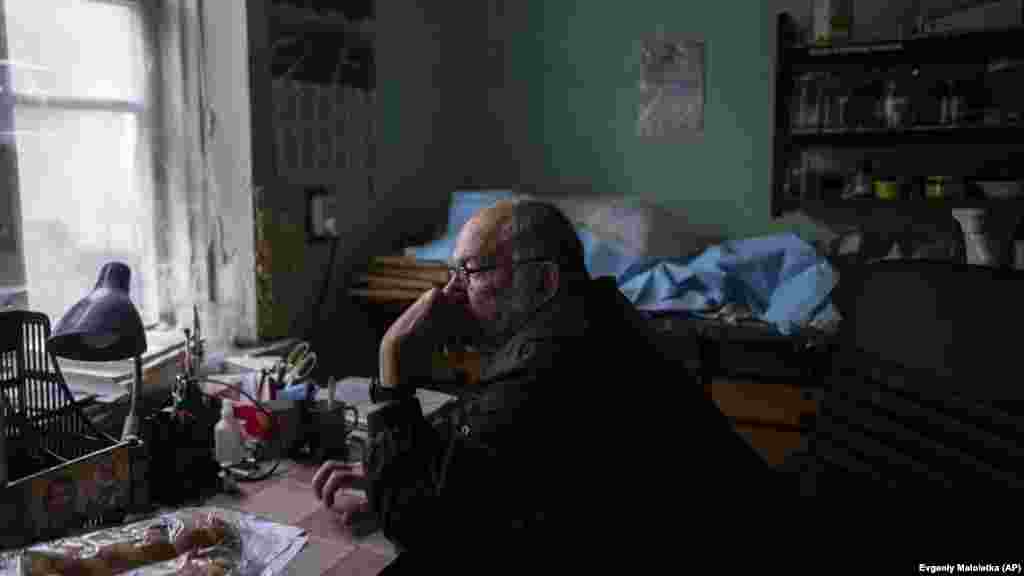 Здебски е убит малко след като е направена тази снимка. Свидетели твърдят, че е бил застрелян от руски войник от Чечня, който поискал колата му, когато влязъл в болницата. Войникът е казал: "Животът ти все още е в моите ръце". След това се чули изстрели. Здебски е бил на 70 години. "Той беше изключително грижовен. Хората умираха, но той се грижеше за техните деца, роднини, майки. Винаги казваше: "Това е нечий син, нечий баща, нечий съпруг", разказва колежката му Валентина Бачанова.