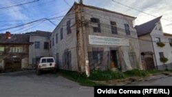 Multe din clădirile din centrul istoric din Roşia Montană sunt în proprietatea RMGC.