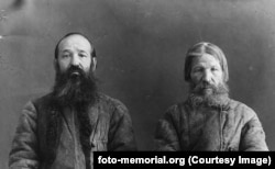 Свещеник (вляво) и селянин след като са арестувани през 1932 г. от НКВД, съветската тайна полиция. Обвинението е, че двамата са се противопоставили на колективизацията на земеделските стопанства в северния район Коми.